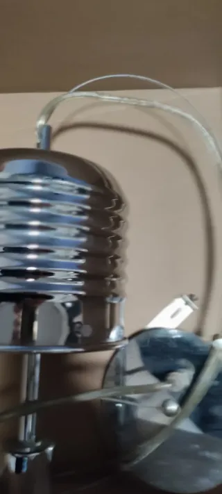 Lámpara de techo plateada y transparente