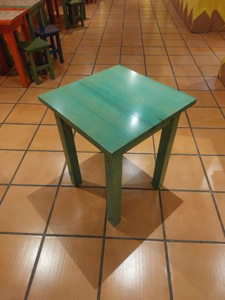 Mesa de madera cuadrada verde