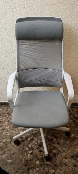 Silla de oficina gris y blanca