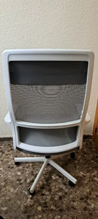 Silla de oficina gris y blanca
