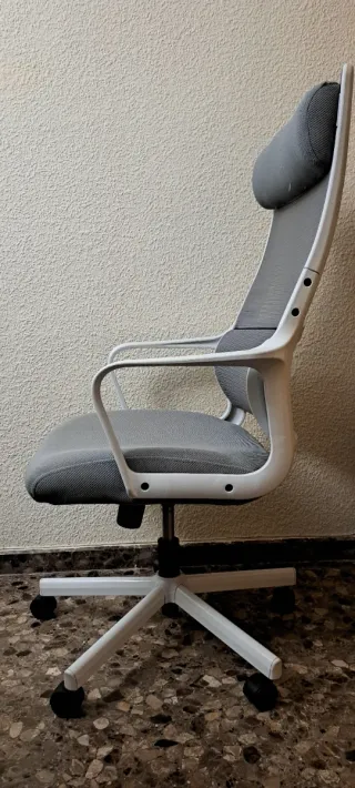 Silla de oficina gris y blanca