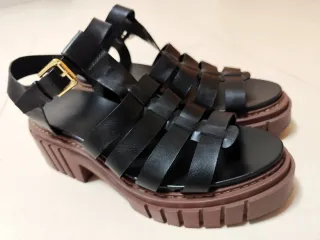 Sandálias Pretas para Mulher marca Stradivarius