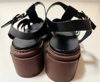 Sandálias Pretas para Mulher marca Stradivarius