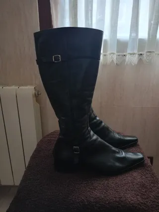 Botas altas, de piel, en color negras. Número 40