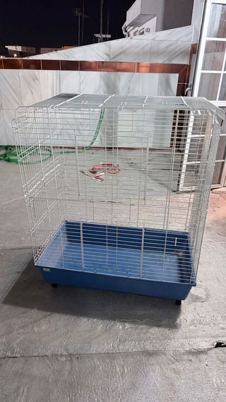 Jaula para animales azul y plateada