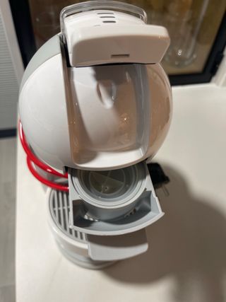 Cafetera Dolce Gusto de cápsulas blanca y gris