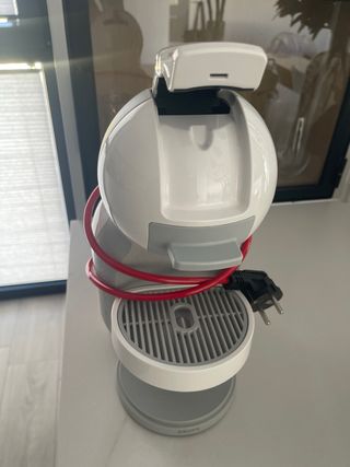 Cafetera Dolce Gusto de cápsulas blanca y gris