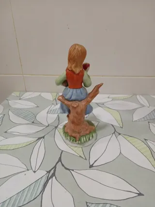 Figura niña porcelana con cesta frutas