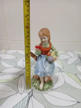 Figura niña porcelana con cesta frutas