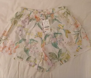Pantalón corto OYSHO floral 100% algodón