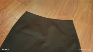 Saia preta com renda na bainha