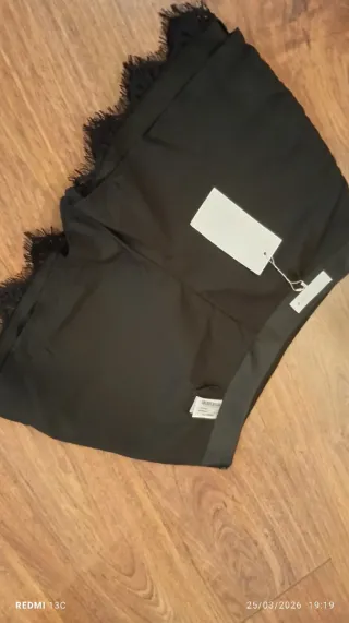 Saia preta com renda na bainha