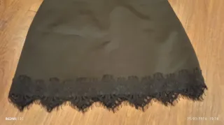 Saia preta com renda na bainha