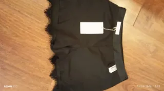 Saia preta com renda na bainha