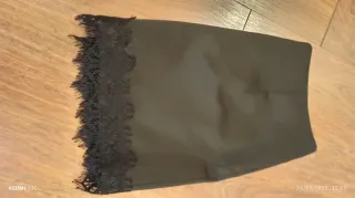 Saia preta com renda na bainha