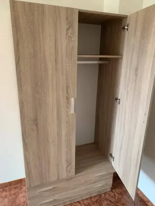 Armarios de madera con cajones