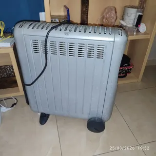 Radiador eléctrico gris con ruedas
