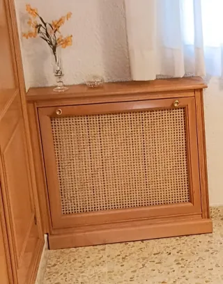 Cubre radiador de madera y ratán