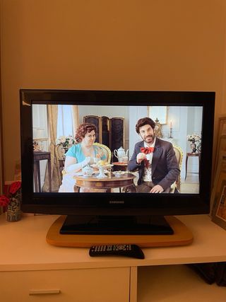 TV Samsung 32” + Fire TV (Smart TV)+base giratòria