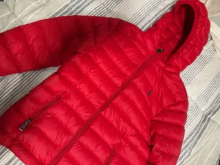 Abrigo niño rojo con capucha