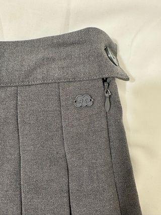 Falda plisada gris nueva