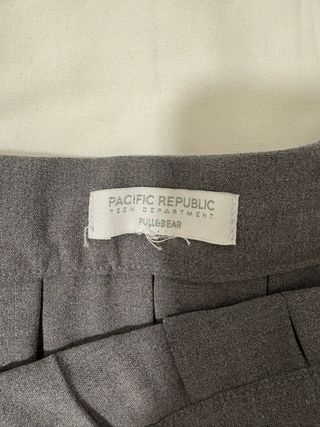 Falda plisada gris nueva