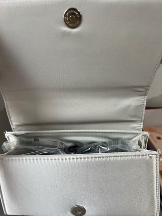 Bolso de mano plateado con pedrería