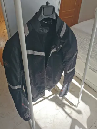 2 Cascos SMK (L) y NZi (XS) + Chaqueta Talla L