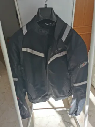 2 Cascos SMK (L) y NZi (XS) + Chaqueta Talla L