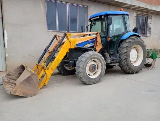 Tractor New Holland con pala frontal y otro sin
