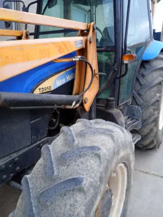 Tractor New Holland con pala frontal y otro sin