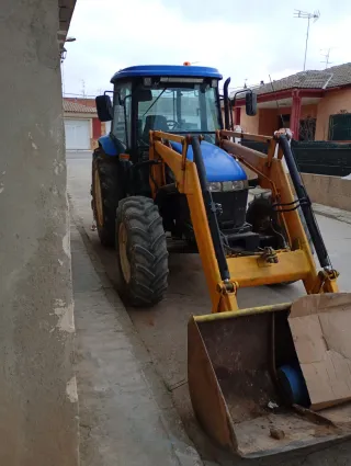 Tractor New Holland con pala frontal y otro sin