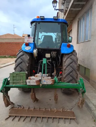 Tractor New Holland con pala frontal y otro sin