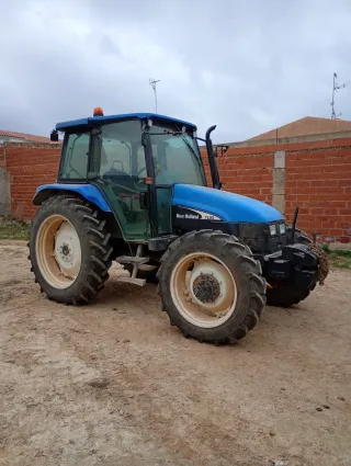 Tractor New Holland con pala frontal y otro sin
