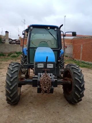 Tractor New Holland con pala frontal y otro sin