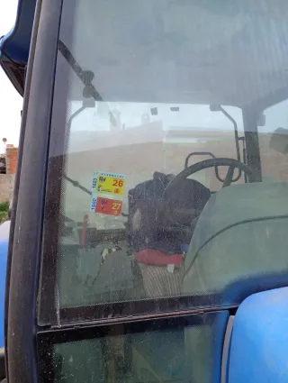 Tractor New Holland con pala frontal y otro sin