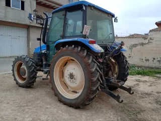Tractor New Holland con pala frontal y otro sin