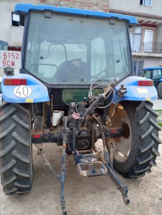 Tractor New Holland con pala frontal y otro sin