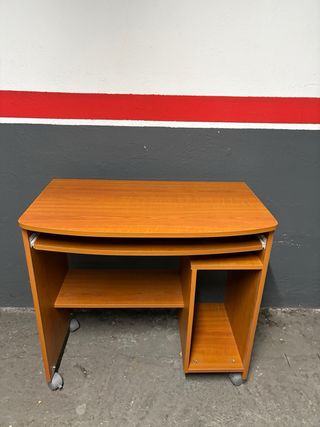 Scrivania marrone con ruote