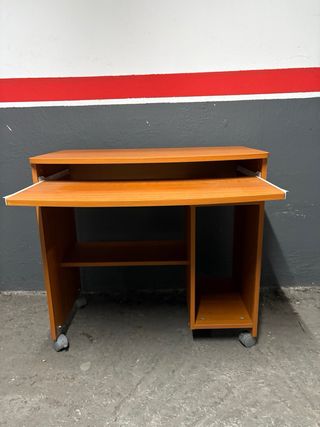 Scrivania marrone con ruote