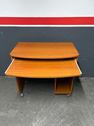 Scrivania marrone con ruote