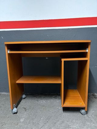 Scrivania marrone con ruote