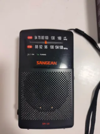 Radio Sangean AM/FM Portátil SR-35