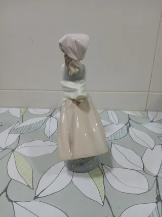 Figura porcelana niña Nao