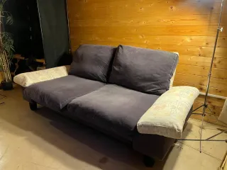 Sofá gris y multicolor de tela