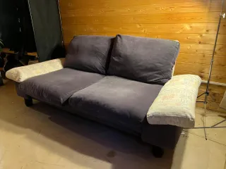 Sofá gris y multicolor de tela