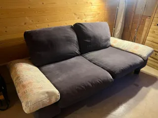 Sofá gris y multicolor de tela