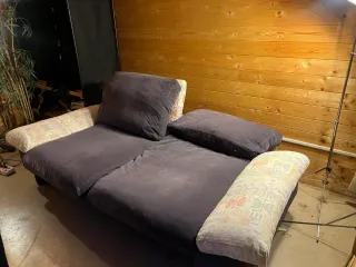 Sofá gris y multicolor de tela