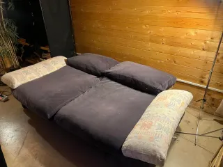 Sofá gris y multicolor de tela