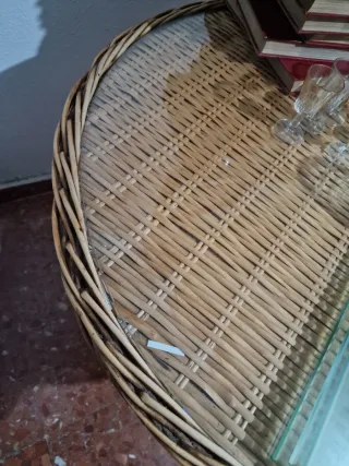 Mesa redonda de mimbre y cristal